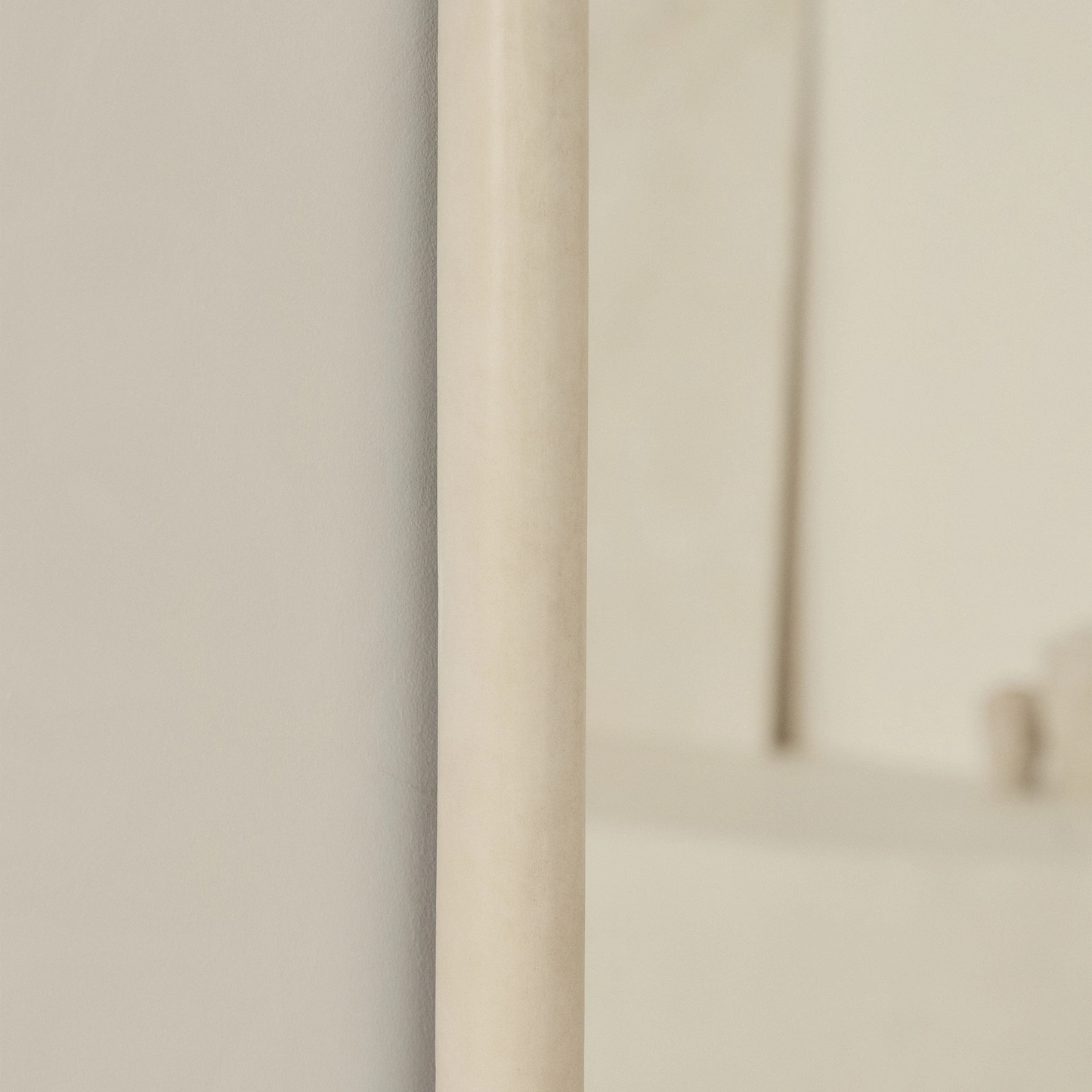 Espejo de cuerpo entero extragrande con marco de hormigón curvado – 190 x 100 cm (liquidación)