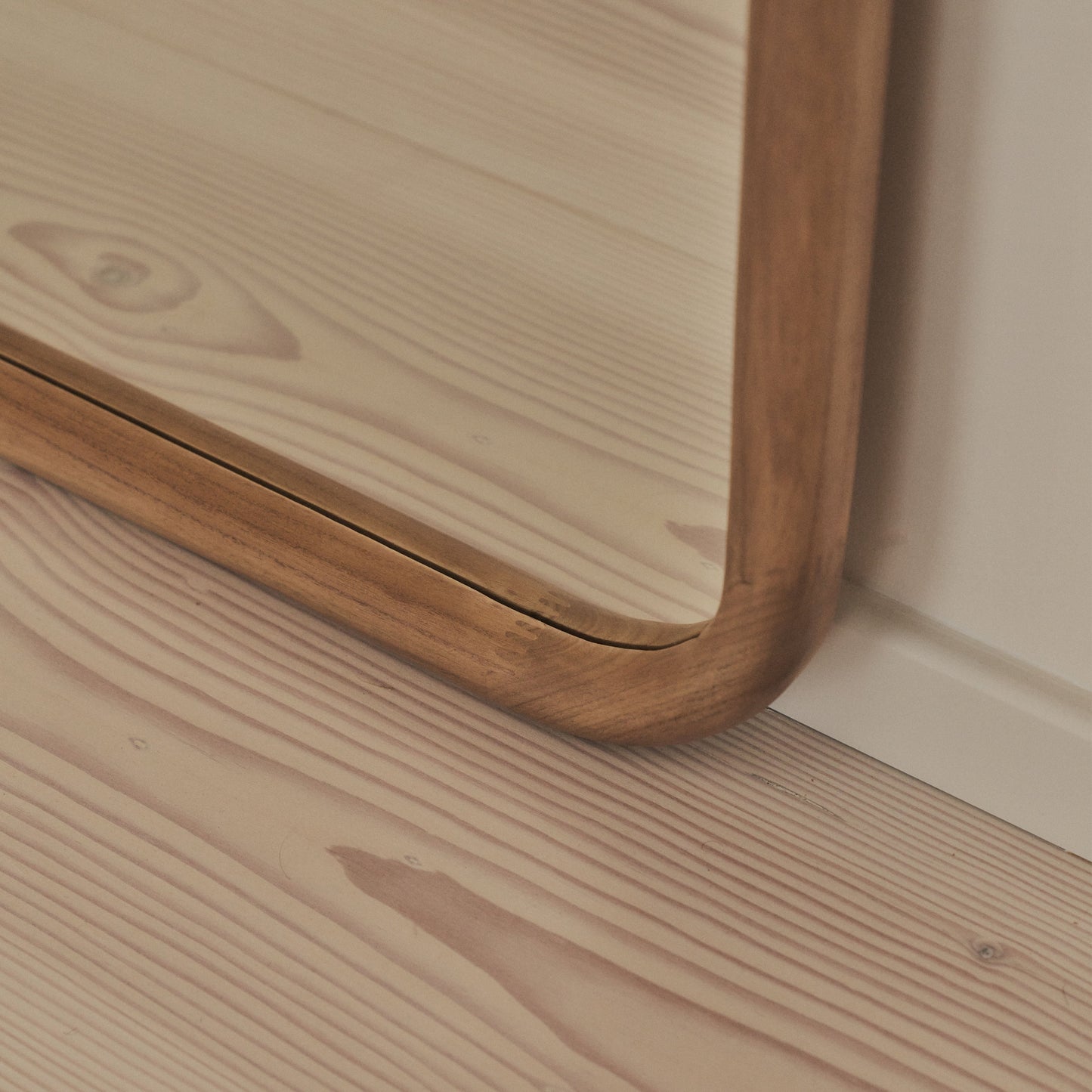 Milene: espejo curvo grande, de suelo a techo, hecho de madera cálida, 190 cm x 100 cm.